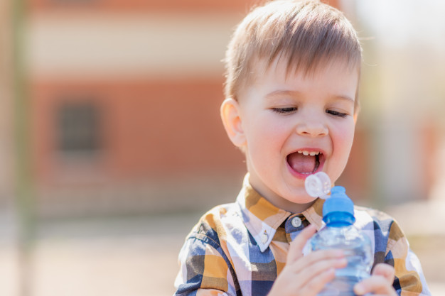 достаточно ли ребенок пьет воды