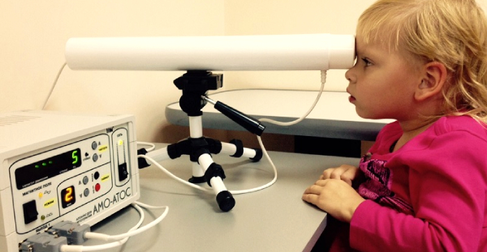 Тренировка зрения ребенка на аппарате АМО АТОС 