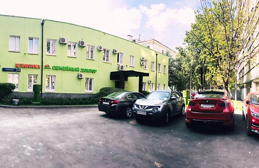 парковка у клиники на Озерковской